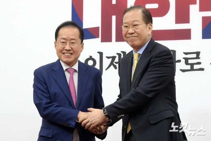 <b>권영세</b> 비대위원장, <b>홍준표</b> 전 대구시장과 <b>면담</b>