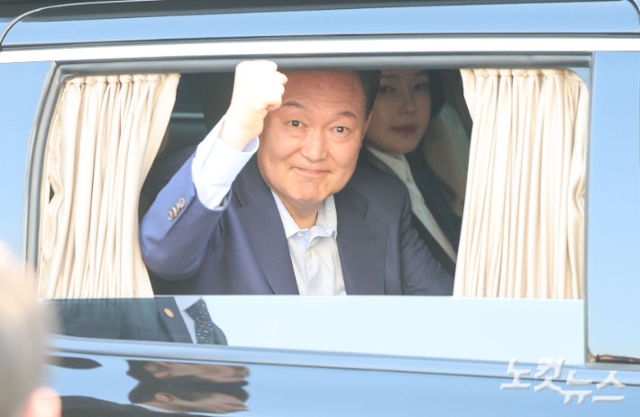 윤석열 전 대통령이 11일 서울 용산구 한남동 대통령 관저를 떠나 서초동 사저로 이동하며 지지자들과 인사를 하고 있다.<BR> 류영주 기자