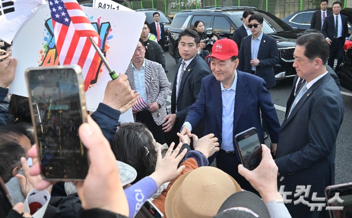 윤석열 전 대통령이 파면 선고 일주일 만인 11일 오후 서울 용산구 한남동 관저를 떠나며 지지자들에게 인사를 하고 있다.<BR> 류영주 기자
