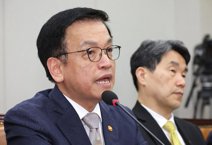 <b>최상목</b>, '2+2 통상협의' 등 위해 출국…또 트럼프 나올까
