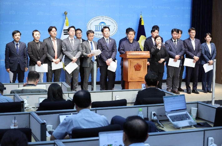 文 <b>기소</b>에 민주 "<b>정치검찰</b> 최후 발악…<b>검찰</b>도 심판 대상"