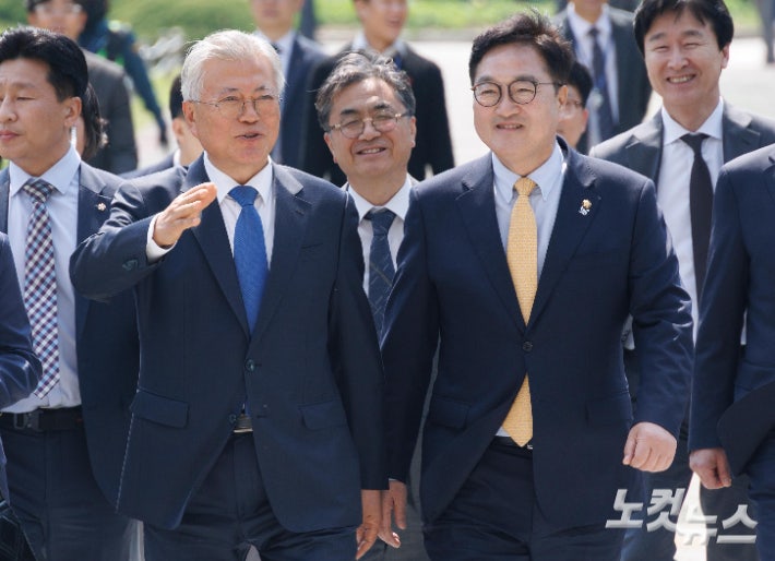 <b>문재인</b> "<b>검찰 기소 부당</b>…정해진 방향대로 밀고 가는 듯"[영상]