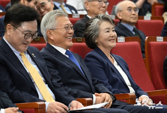 환하게 웃는 <b>문재인</b> 전 대통령과 <b>김정숙 여사</b>