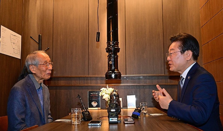 지난해 10월 당시 이재명 더불어민주당 대표가 윤여준 전 환경부 장관과 오찬 회동을 하는 모습. 연합뉴스