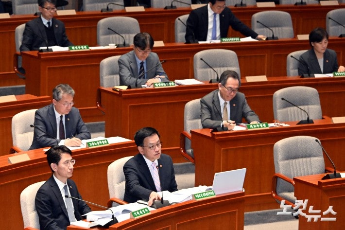 국회 <b>예결위</b> 출석한 <b>최상목</b> 경제<b>부총리</b>