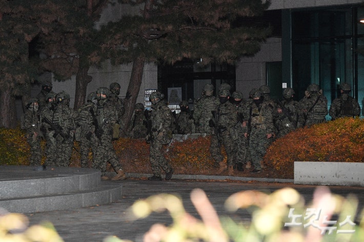 "국회 가면 누구 체포하겠냐" <b>계엄</b> 당시 <b>경찰 통화</b> 법정서 재생