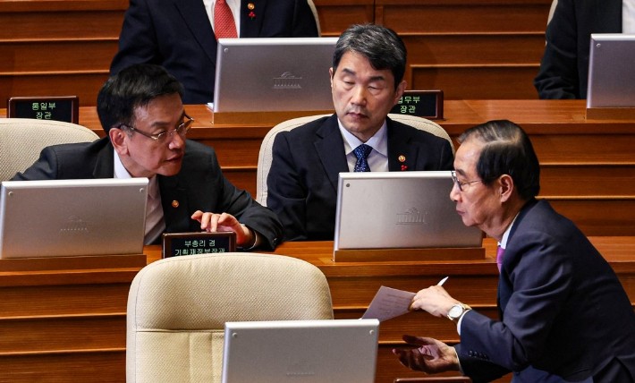 한덕수, 최상목 사표 수리 후 <b>이주호</b> 만나 "안정 운영" 당부
