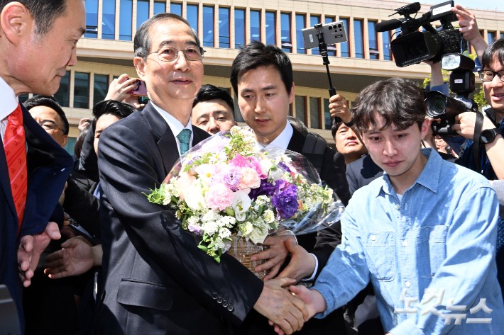 한덕수 전 국무총리가 2일 서울 여의도 국회 소통관에서 제21대 대통령 선거 출마선언 기자회견을 마치고 이동하며 지지자로부터 꽃다발을 전달받고 있다.윤창원 기자