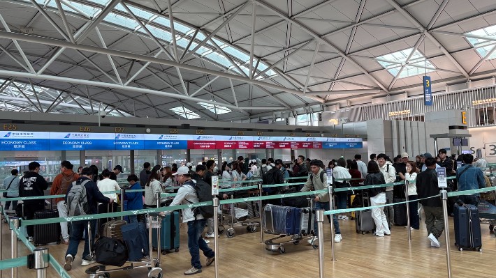 2일 오후 인천국제공항 탑승 수속을 받는 카운터 앞에 공항 이용객들이 줄을 서고 있다.김지은 기자