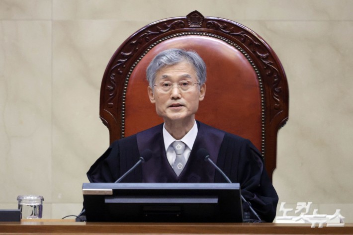 조희대 대법원장이 1일 오후 더불어민주당 이재명 대선 후보의 공직선거법 사건 전원합의체 선고를 위해 서울 서초구 대법원 대법정에 입장해 장내 정돈을 선언하고 있다.사진공동취재단