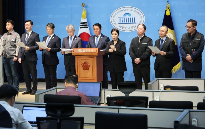 더불어민주당 문금주 의원 등 '내란 은폐 및 알박기 인사 저지 특별위원회' 소속 의원들이 지난달 28일 서울 여의도 국회 소통관에서 공공기관운영위원회의 한국마사회장 인선안 등에 반대하며 '알박기 인사' 중단을 촉구하