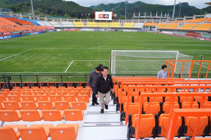 육동한 시장이 지난 3일 아시아축구연맹 챔피언스리그 유치를 위한 경기장 전반의 주요 시설을 점검했다.춘천시 제공