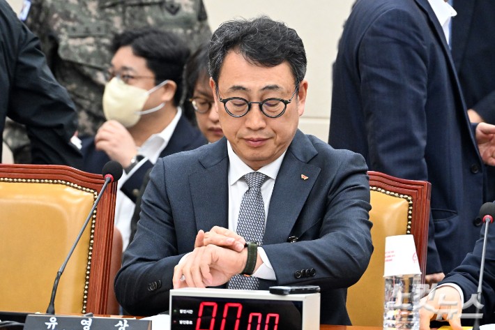 유영상 SK텔레콤 대표이사가 지난달 30일 서울 여의도 국회에서 열린 과학기술정보방송통신위원회의 방송통신 분야 청문회에서 시간을 확인하고 있다.윤창원 기자