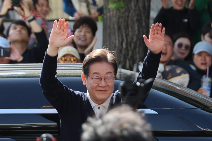 더불어민주당 이재명 대선 후보가 '골목골목 경청투어' : 단양8경편'에 나선 4일 강원도 영월군 영월서부시장에서 강원 내륙 주민들에게 인사하고 있다.연합뉴스