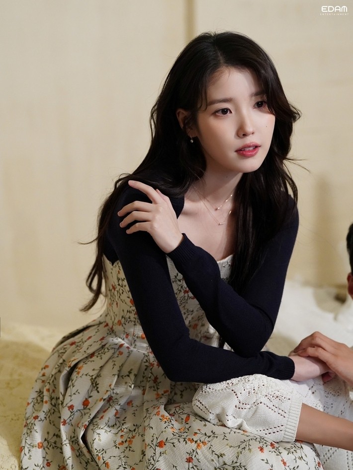 가수 겸 배우 아이유.아이유 공식 트위터