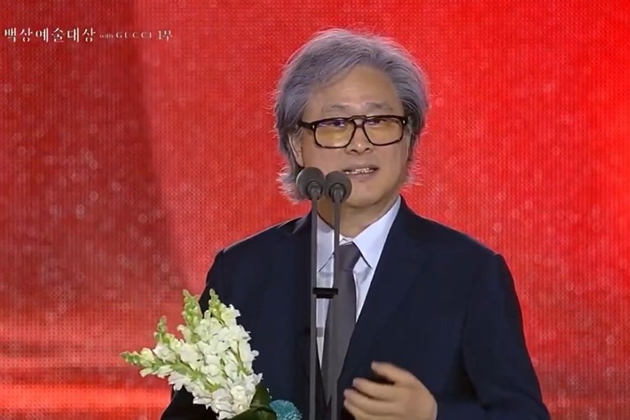 5일 방송한 제61회 백상예술대상에서 영화 부문 각본상을 받은 박찬욱 감독.백상예술대상 캡처