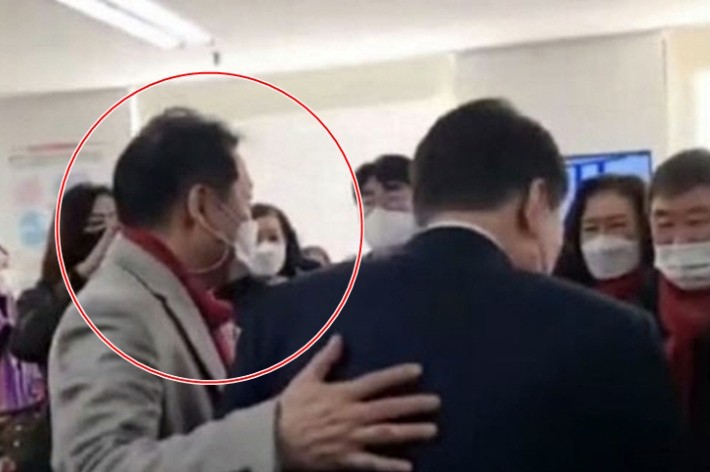 '건진법사' 전성배씨가 2022년 대선 당시 윤석열 후보를 관계자들에게 소개하는 모습.유튜브 캡처