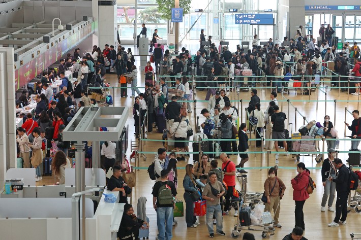 4일 인천국제공항 제1여객터미널 출국장이 여행객들로 붐비고 있다.연합뉴스
