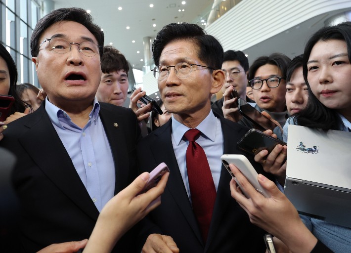 <b>김문수</b>, 대선후보 <b>일정</b> 전면 <b>중단</b>…"이럴 거면 경선 왜 했나"