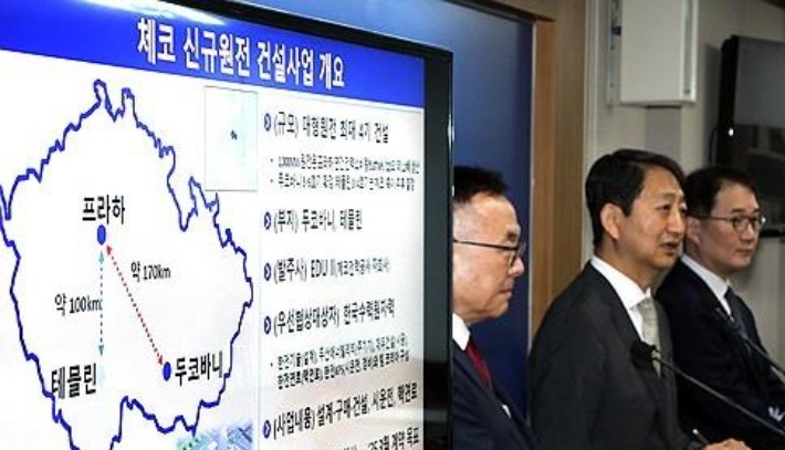 안덕근 산업통상자원부 장관(가운데)이 정부세종청사에서 체코 신규원전 건설사업 우선협상대상자 선정과 관련한 브리핑을 하고 있다.연합뉴스
