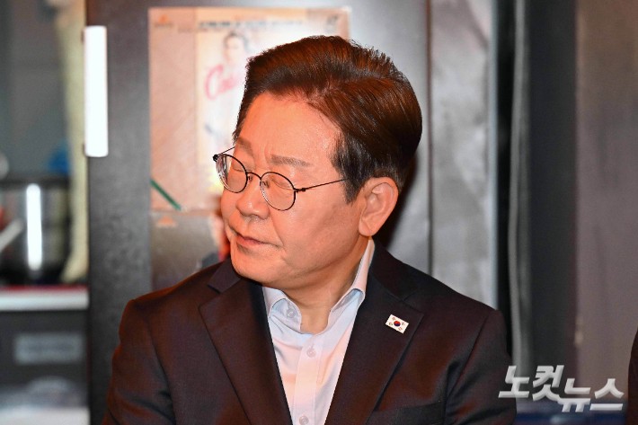이재명 더불어민주당 대선 후보가 1일 서울 종로구의 한 음식점에서 열린 비전형 노동자 간담회에 참석해 생각에 잠겨 있다.황진환 기자
