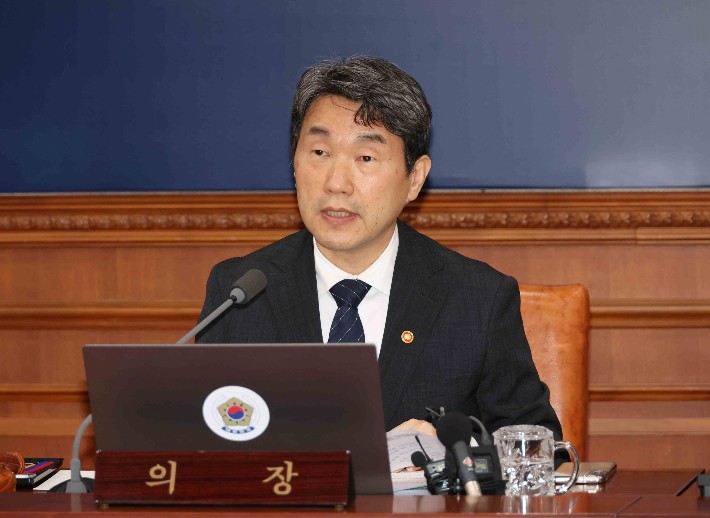 이주호 대통령 권한대행이 2일 정부서울청사에서 열린 국무회의를 주재하고 있다.교육부 제공