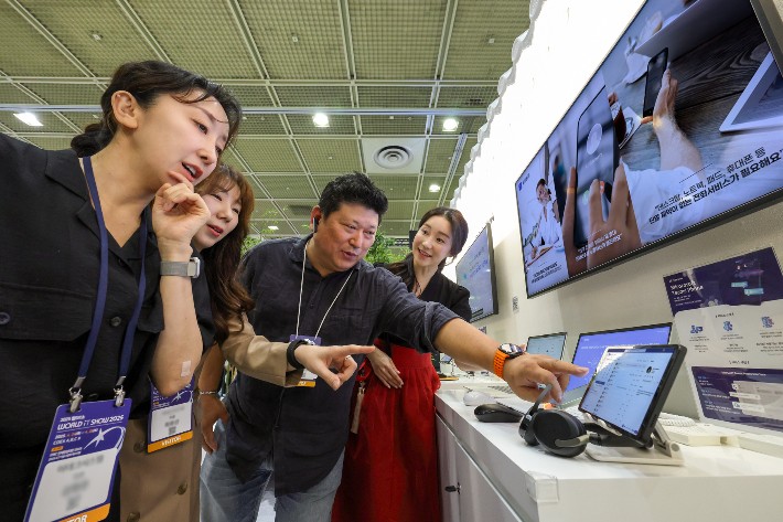 KT가 마이크로소프트(MS)의 업무 협업 솔루션인 팀즈(Teams)와 Microsoft Teams Phone(마이크로소프트 팀즈폰) 서비스를 출시했다고 7일 밝혔다.KT 제공