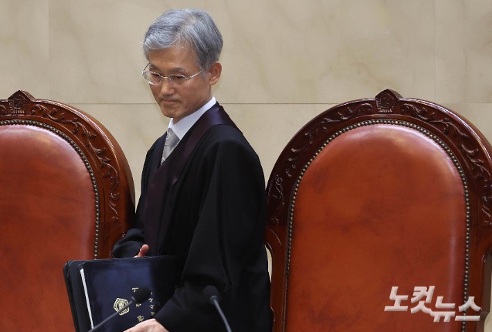 조희대 대법원장을 비롯한 대법관들이 1일 서울 서초구 대법원에서 이재명 더불어민주당 대선 후보의 공직선거법 위반 사건과 관련한 전원합의체 선고를 위해 대심판정에 입장하고 있다.사진공동취재단