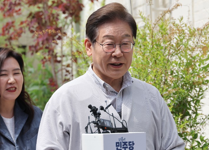 더불어민주당 이재명 대선 후보가 '골목골목 경청투어:국토종주편'에 나선 7일 전북 전주시 완산구의 한 카페에서 'K-콘텐츠' 산업 진흥 간담회를 마친 뒤 고법의 '파기환송심 연기' 관련 입장을 밝히고 있다.연합뉴스