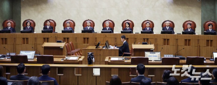 조희대 대법원장을 비롯한 대법관들이 1일 오후 더불어민주당 이재명 대선 후보의 공직선거법 사건 전원합의체 선고를 위해 서울 서초구 대법원 대법정에 입장해 자리에 앉아 있다.사진공동취재단