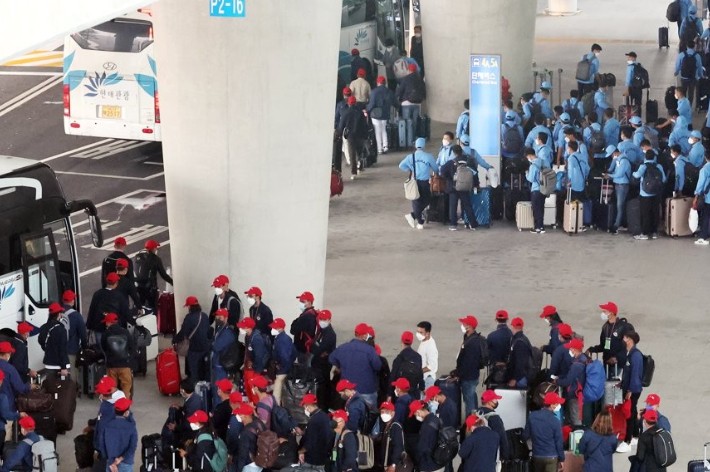 인천공항 통해 입국한 외국인 노동자들.연합뉴스