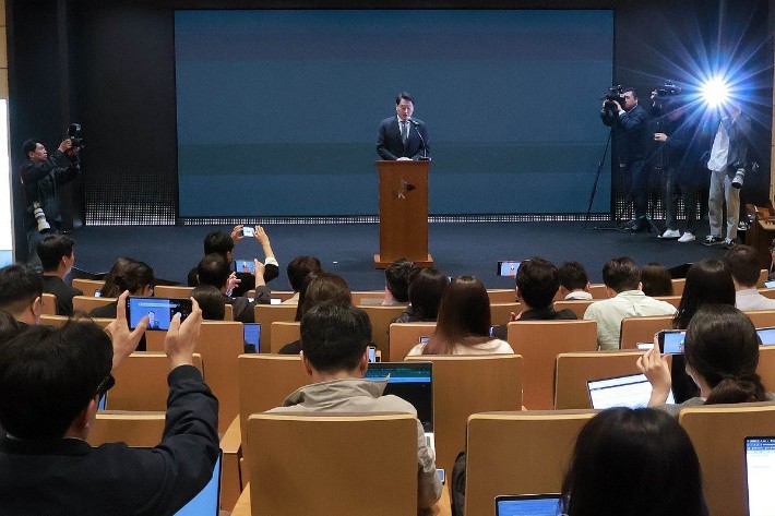 최태원 SK그룹 회장이 7일 서울 중구 SKT타워에서 열린 유심 정보 유출 관련 일일 브리핑에 참석,SK텔레콤에서 일어난 해킹 피해에 대해 사과하고 있다.연합뉴스