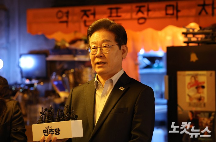 더불어민주당 이재명 대통령 후보가 노동절인 1일 오후 서울 종로구 삼일대로 한 식당에서 열린 민생시리즈2 &lt;비전형 노동자 간담회&gt;를 마치고 대법원이 공직선거법 위반과 관련한 2심 판결을 파기 환송한데 대한
