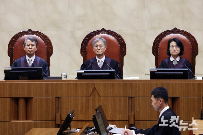 조희대 대법원장을 비롯한 대법관들이 1일 오후 더불어민주당 이재명 대선 후보의 공직선거법 사건 전원합의체 선고를 위해 서울 서초구 대법원 대법정에 입장해 자리에 앉아 있다.사진공동취재단