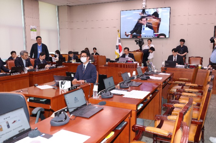 7일 서울 여의도 국회에서 국민의힘 의원들이 퇴장한 가운데 열린 법제사법위원회 전체회의에서 정청래 위원장이 대통령 당선 시 진행 중인 형사재판을 정지하도록 하는 내용의 형사소송법 개정안 통과를 알리며 의사봉을 두드리