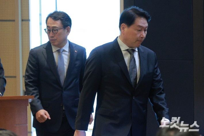 최태원 SK그룹 회장과 유영상 SK텔레콤 대표이사가 7일 오전 서울 중구 SKT타워에서 열린 기자회견에 입장하고 있다.류영주 기자