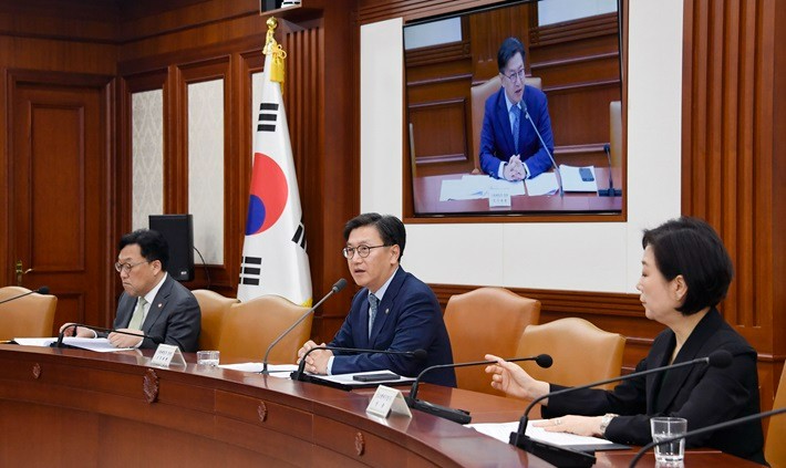 기획재정부 김범석 장관 직무대행이 5월 8일 오전 서울 종로구 정부서울청사에서 열린 '경제관계장관회의'를 주재,모두발언을 하고 있다.기획재정부 제공