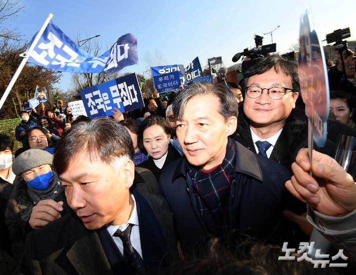 자녀 입시 비리와 청와대 감찰 무마 혐의로 대법원으로부터 징역 2년 실형을 확정받은 조국 전 조국혁신당 대표가 지난해 12월 16일 오전 경기 의왕 서울구치소 입구에서 입장 발표 후 구치소 내부로 향하고 있다.의왕