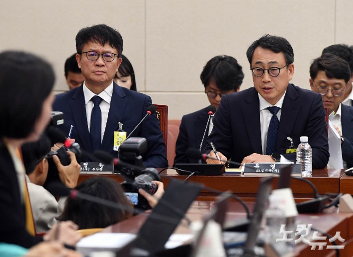 SK텔레콤 유영상 사장(오른쪽)이 8일 오후 국회 과학기술정보방송통신위원회 전체회의실에서 열린 'SK텔레콤 해킹 관련 청문회'에 출석해 질의에 답하고 있다.황진환 기자