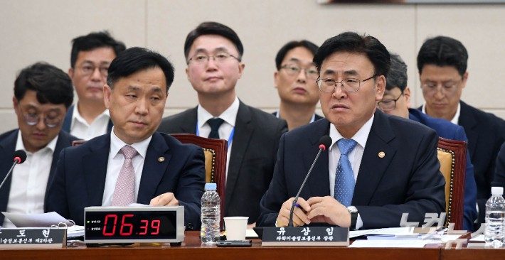 유상임 과학기술정보통신부 장관(오른쪽)이 8일 오후 국회 과학기술정보방송통신위원회 전체회의실에서 열린 'SK텔레콤 해킹 관련 청문회'에 출석해 질의에 답하고 있다.황진환 기자
