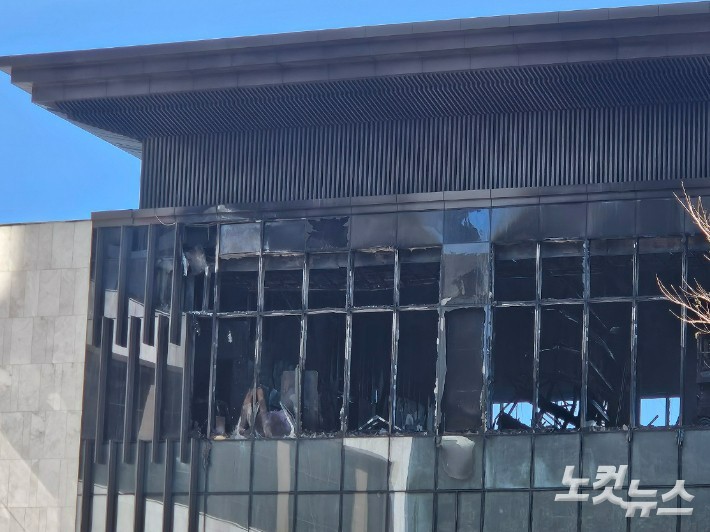 부산 기장군 반얀트리 리조트에서 난 화재로 건물이 검게 그을린 모습.김혜민 기자 