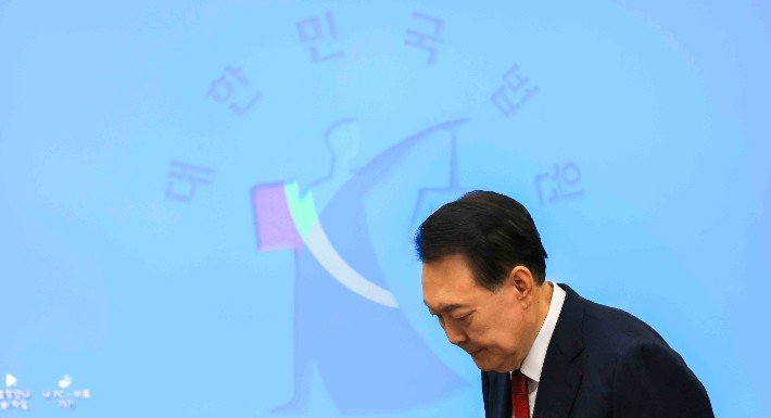 윤석열 전 대통령이 지난달 21일 서초동 서울중앙지법에서 열린 내란 우두머리 혐의에 대한 두 번째 정식 재판에 출석하는 모습.사진공동취재단