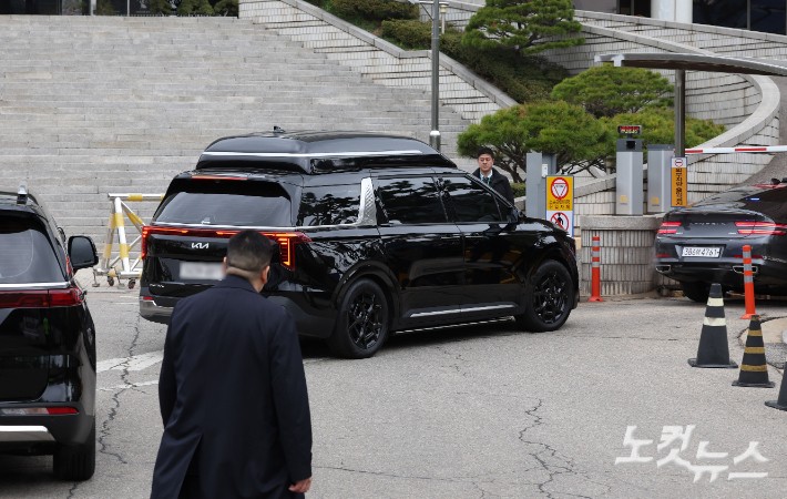 지난달 14일 내란 우두머리 혐의로 기소된 윤석열 전 대통령이 탑승한 차량이 서울 서초구 서울중앙지방법원 지하주차장으로 들어가는 모습.사진공동취재단