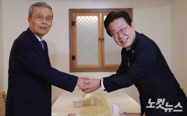<b>이재명</b>, <b>김종인</b>과 <b>회동</b>…"대한민국 옳은 길 조언 구해"