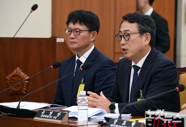 SK텔레콤 유영상 사장(오른쪽)이 8일 오후 국회 과학기술정보방송통신위원회 전체회의실에서 열린 'SK텔레콤 해킹 관련 청문회'에 출석해 질의에 답하고 있다.황진환 기자