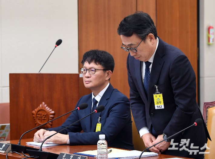 SK텔레콤 유영상 사장(오른쪽)이 8일 오후 국회 과학기술정보방송통신위원회 전체회의실에서 열린 'SK텔레콤 해킹 관련 청문회'에 출석해 고개숙여 인사하고 있다.황진환 기자