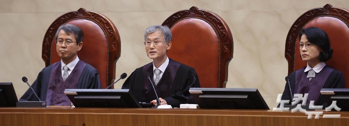 조희대 대법원장을 비롯한 대법관들이 1일 서울 서초구 대법원에서 이재명 더불어민주당 대선 후보의 공직선거법 위반 사건과 관련한 전원합의체 선고를 위해 대심판정에 착석해 있다.사진공동취재단