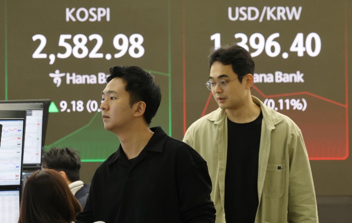 8일 오전 서울 중구 하나은행 본점 딜링룸에서 딜러들이 분주히 움직이고 있다.이날 원달러 환율은 전 거래일보다 1.4원 내린 1396.6원에 주간 거래를 마쳤다.연합뉴스