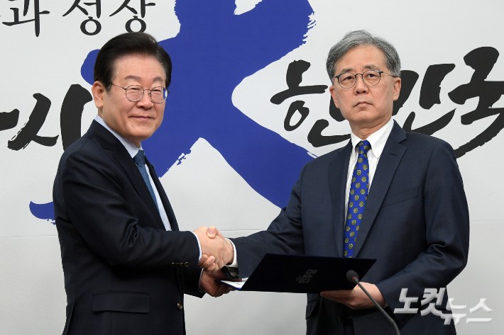 더불어민주당 이재명 대선 후보가 당 대표 시절 최고위원회에 앞서 김현종 외교안보 보좌관에게 임명장을 수여하고 있다.윤창원 기자