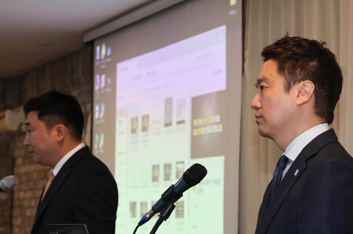 지난 7일 서울 강남구 한 공유오피스에서 고 김새론 유족의 법률대리인인 부지석 변호사와 가로세로연구소 대표 김세의씨가 입장문을 발표하고 있다.연합뉴스